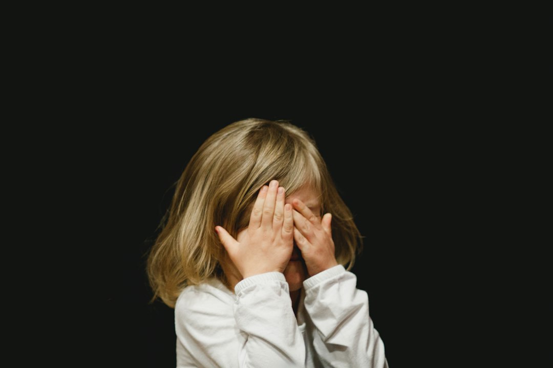 Wenn Kinder trauern: Wie Sie einfühlsam mit ihnen über den Tod sprechen