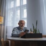 Hören im Alter: Was Angehörige wissen sollten