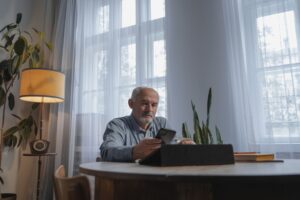 Hören im Alter: Was Angehörige wissen sollten